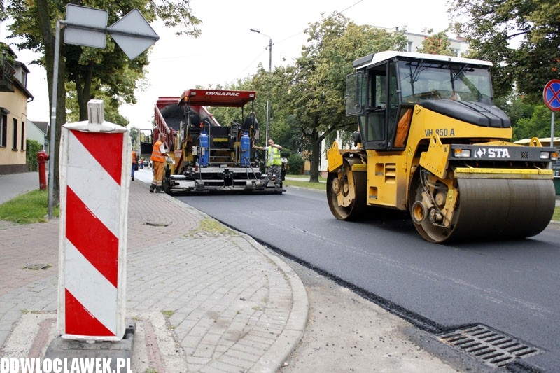Na Kaliskiej kładą ostatnią warstwę asfaltu
