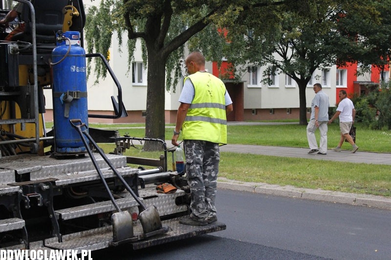 Na Kaliskiej kładą ostatnią warstwę asfaltu