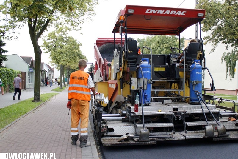 Na Kaliskiej kładą ostatnią warstwę asfaltu