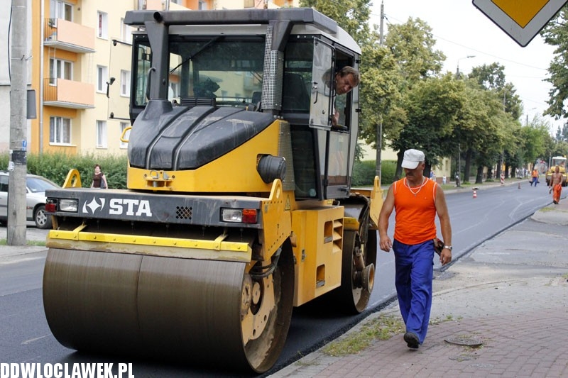 Na Kaliskiej kładą ostatnią warstwę asfaltu