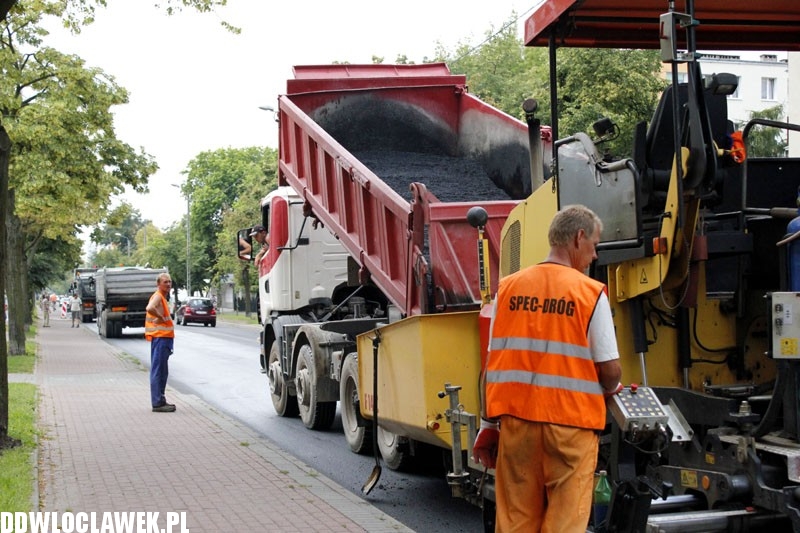 Na Kaliskiej kładą ostatnią warstwę asfaltu