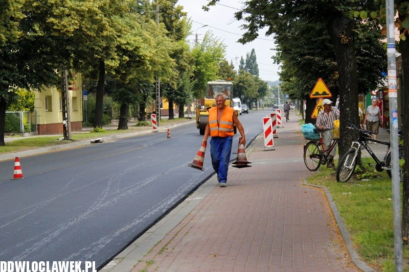 Na Kaliskiej kładą ostatnią warstwę asfaltu