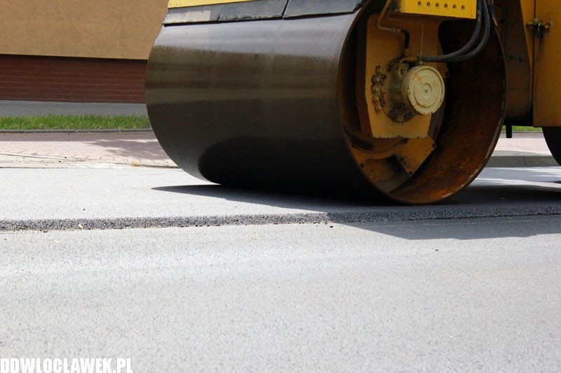 Na Kaliskiej kładą ostatnią warstwę asfaltu