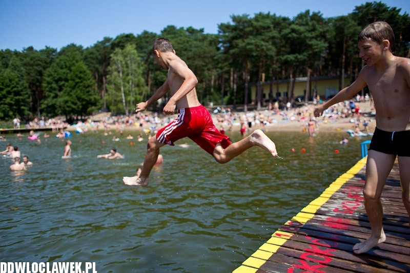 Włocławianie na plaży nad jeziorem Czarnym