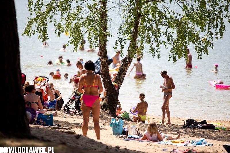 Włocławianie na plaży nad jeziorem Czarnym