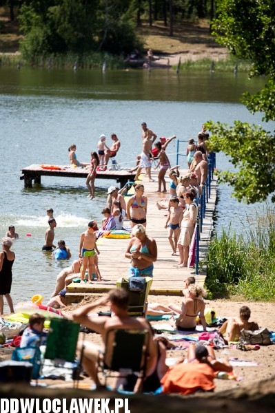 Włocławianie na plaży nad jeziorem Czarnym