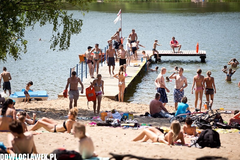 Włocławianie na plaży nad jeziorem Czarnym