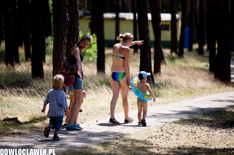 Włocławianie na plaży nad jeziorem Czarnym