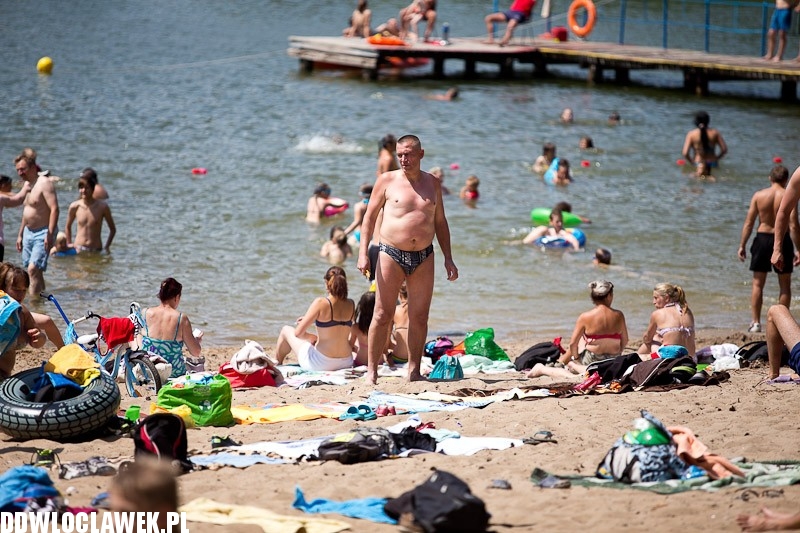 Włocławianie na plaży nad jeziorem Czarnym
