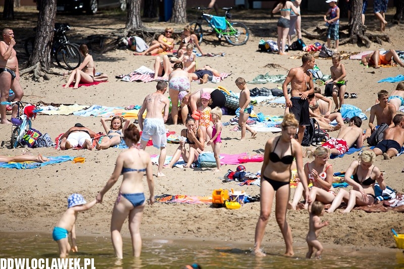 Włocławianie na plaży nad jeziorem Czarnym