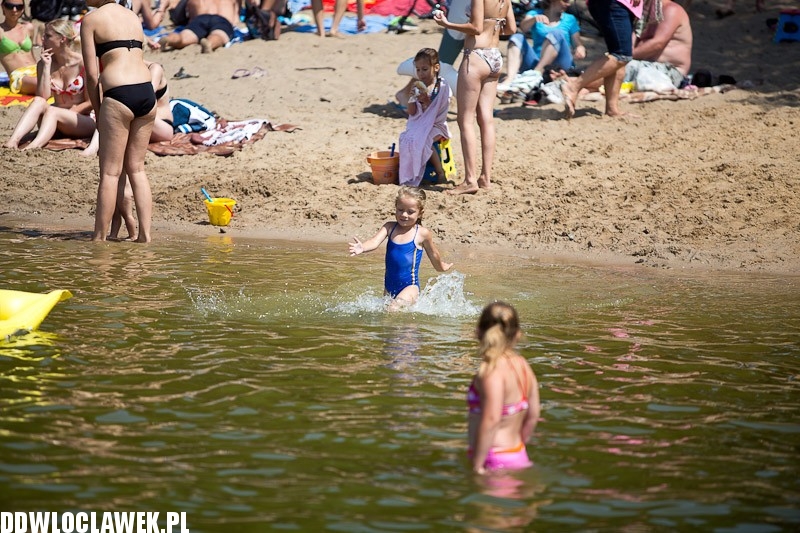 Włocławianie na plaży nad jeziorem Czarnym