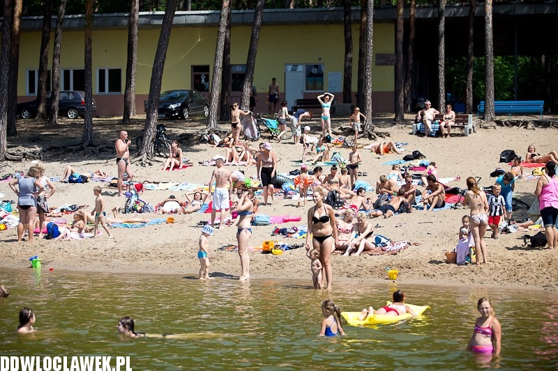 Włocławianie na plaży nad jeziorem Czarnym