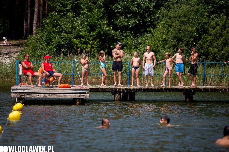 Włocławianie na plaży nad jeziorem Czarnym
