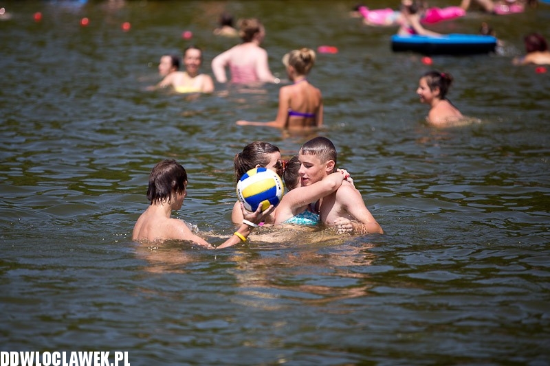 Włocławianie na plaży nad jeziorem Czarnym