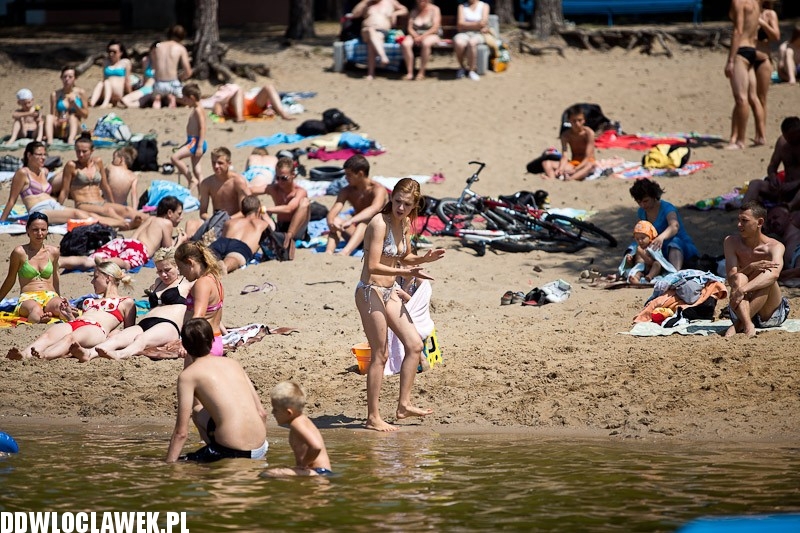 Włocławianie na plaży nad jeziorem Czarnym