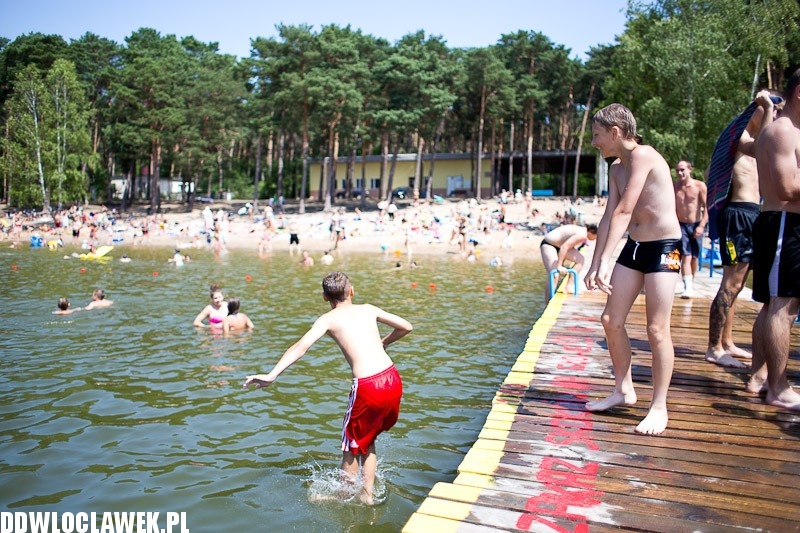 Włocławianie na plaży nad jeziorem Czarnym