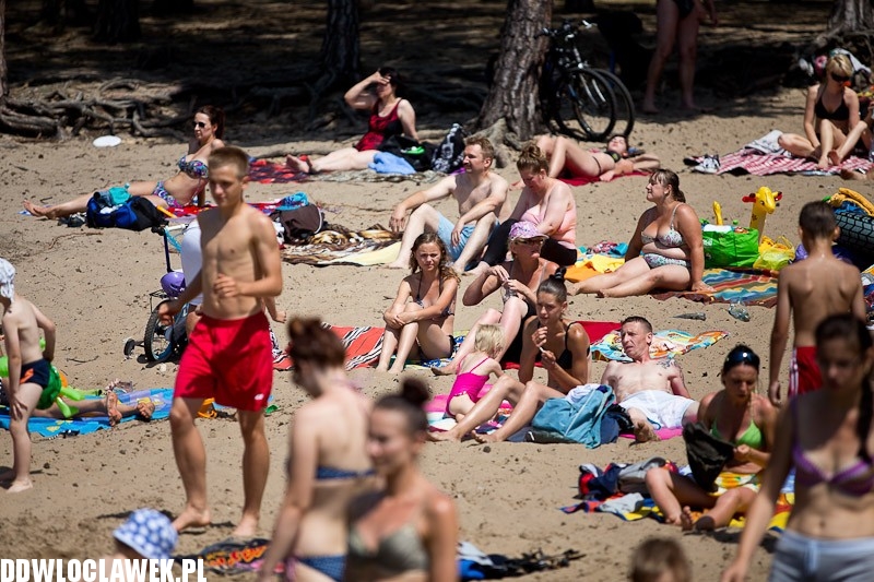 Włocławianie na plaży nad jeziorem Czarnym