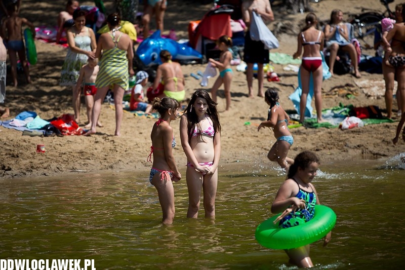 Włocławianie na plaży nad jeziorem Czarnym