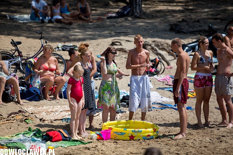 Włocławianie na plaży nad jeziorem Czarnym