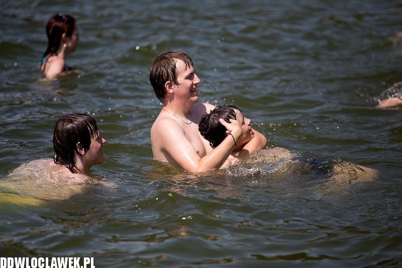 Włocławianie na plaży nad jeziorem Wikaryjskim