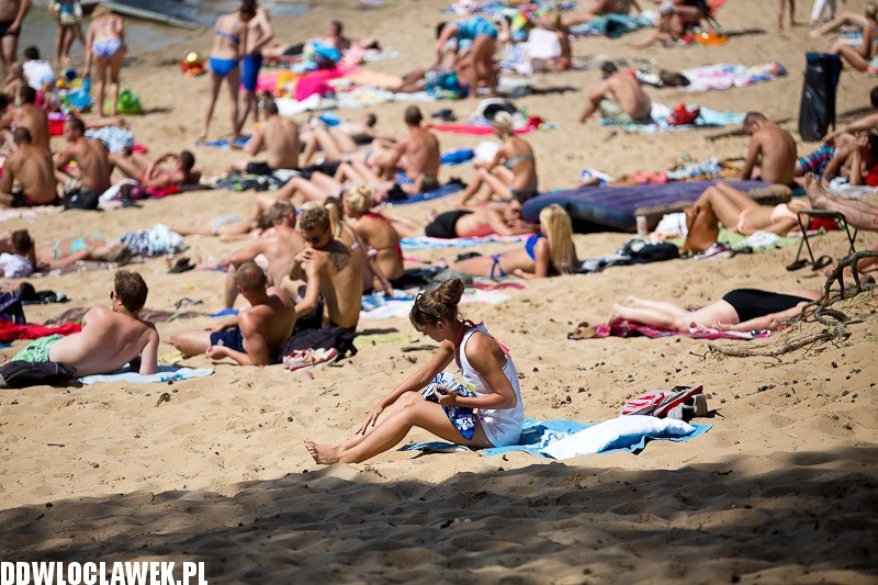 Włocławianie na plaży nad jeziorem Wikaryjskim