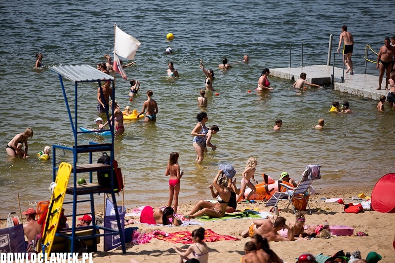Włocławianie na plaży nad jeziorem Wikaryjskim