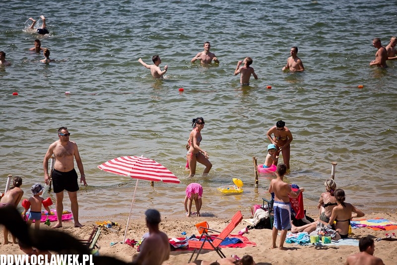 Włocławianie na plaży nad jeziorem Wikaryjskim