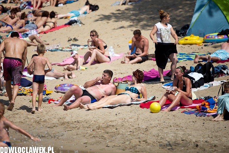 Włocławianie na plaży nad jeziorem Wikaryjskim