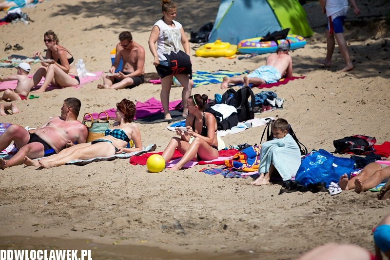 Włocławianie na plaży nad jeziorem Wikaryjskim