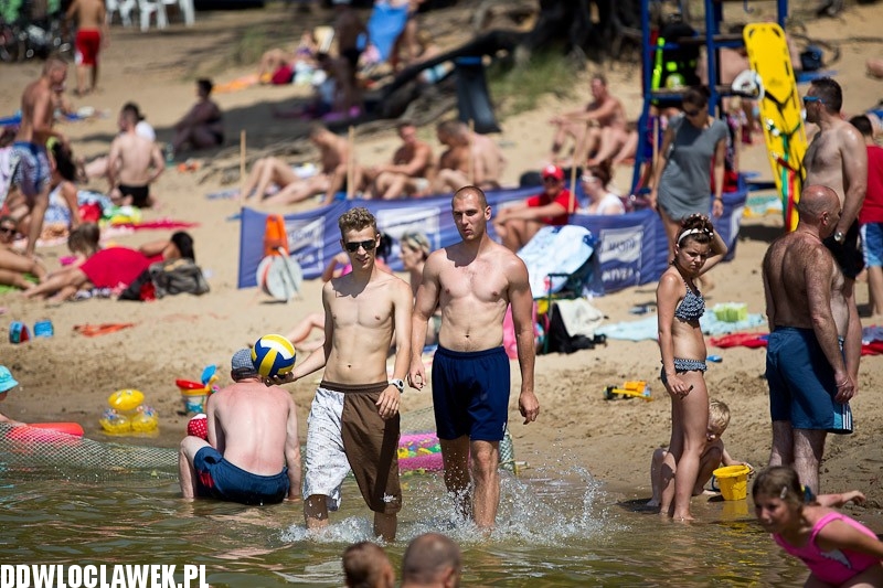 Włocławianie na plaży nad jeziorem Wikaryjskim