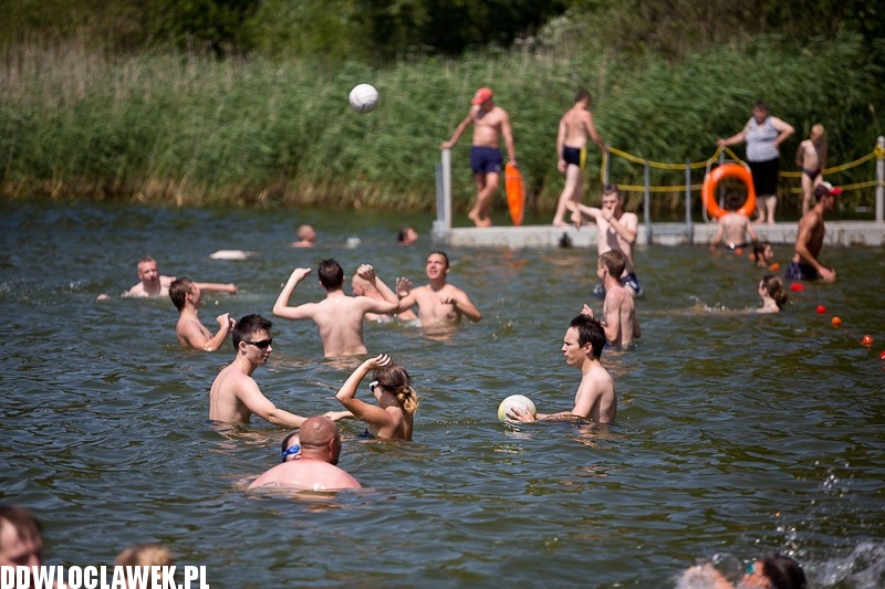 Włocławianie na plaży nad jeziorem Wikaryjskim