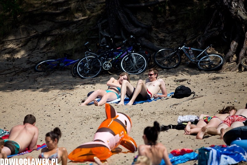 Włocławianie na plaży nad jeziorem Wikaryjskim