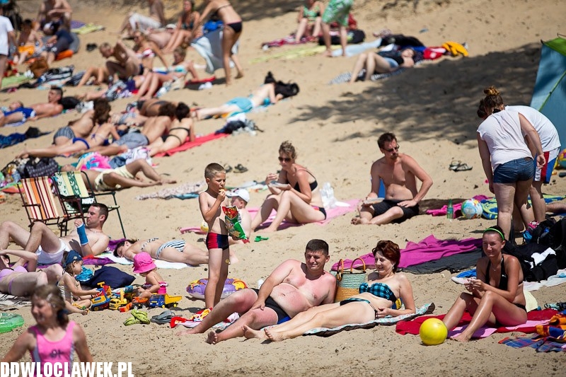 Włocławianie na plaży nad jeziorem Wikaryjskim