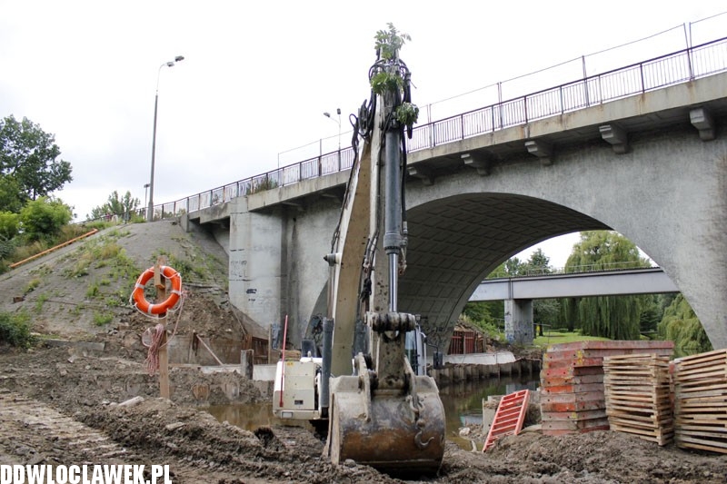 Remontują most nad Zgłowiączką. Jak im idzie?