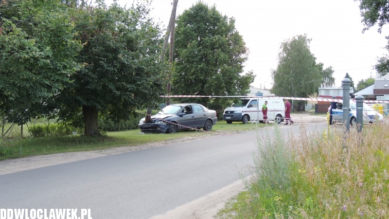 Opel uderzył w słup energetyczny