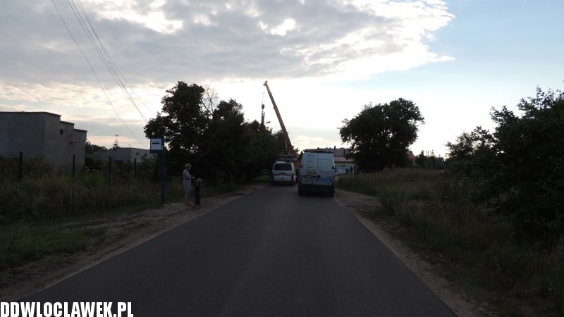 Opel uderzył w słup energetyczny