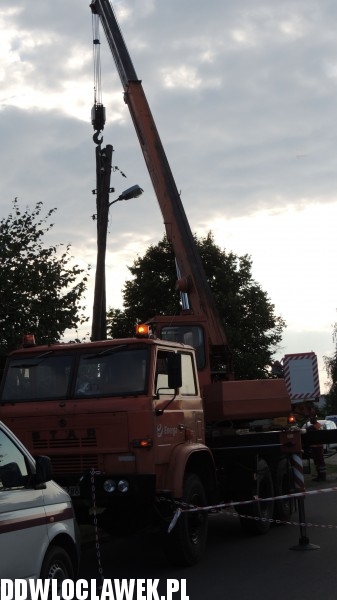 Opel uderzył w słup energetyczny