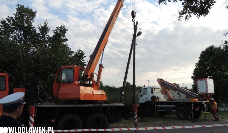 Opel uderzył w słup energetyczny
