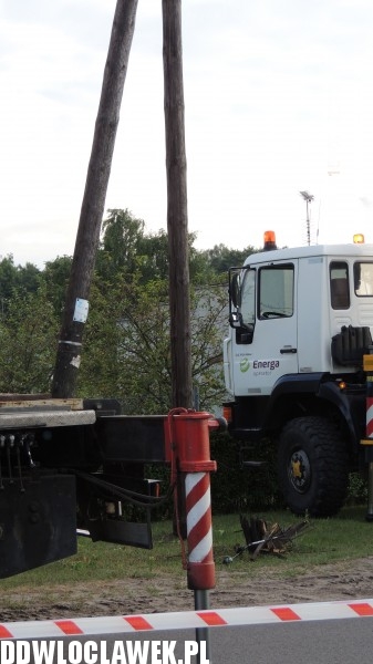 Opel uderzył w słup energetyczny