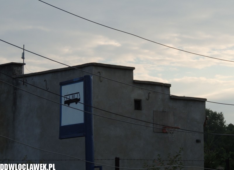 Opel uderzył w słup energetyczny