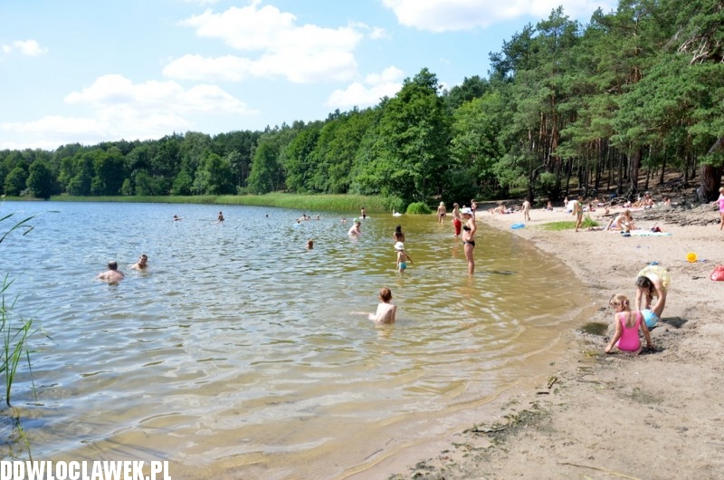 Włocławianie na plaży nad jeziorem Łuba