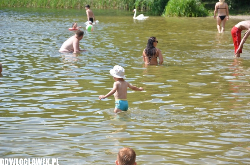 Włocławianie na plaży nad jeziorem Łuba