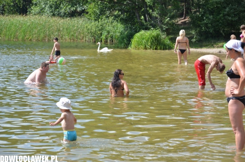Włocławianie na plaży nad jeziorem Łuba