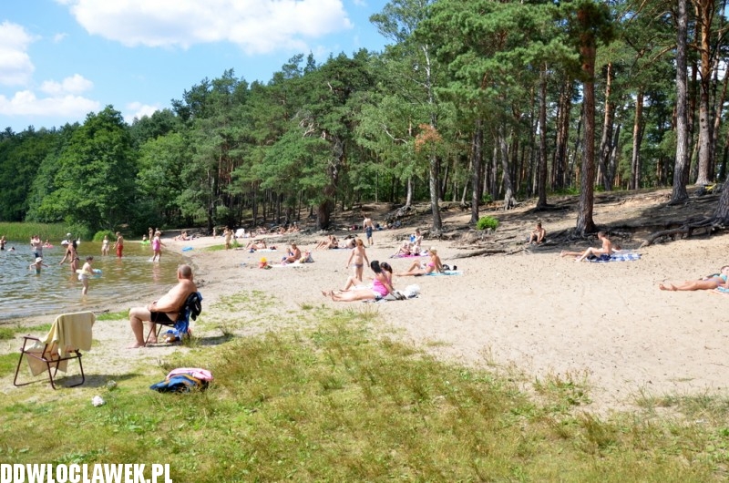 Włocławianie na plaży nad jeziorem Łuba