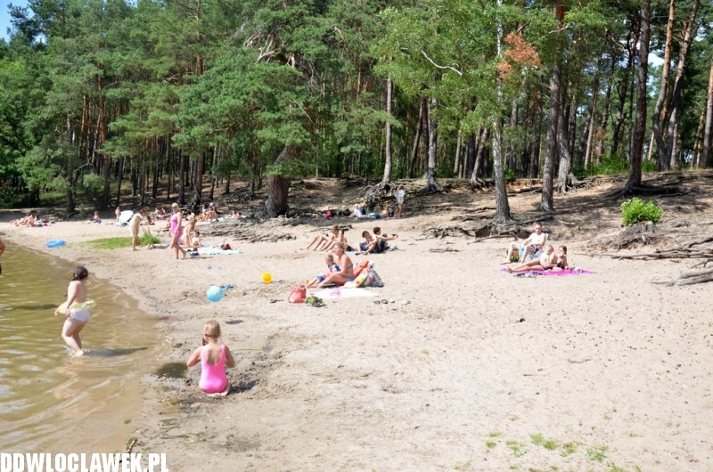 Włocławianie na plaży nad jeziorem Łuba