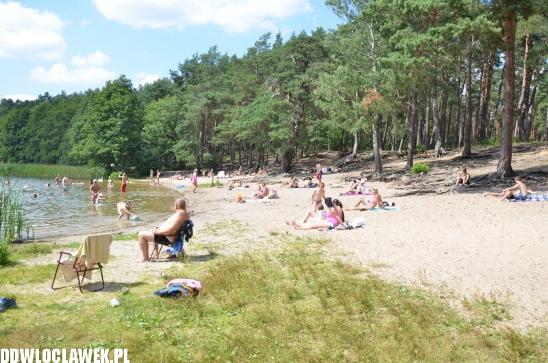 Włocławianie na plaży nad jeziorem Łuba