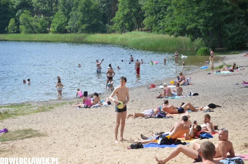 Włocławianie na plaży nad jeziorem Łuba