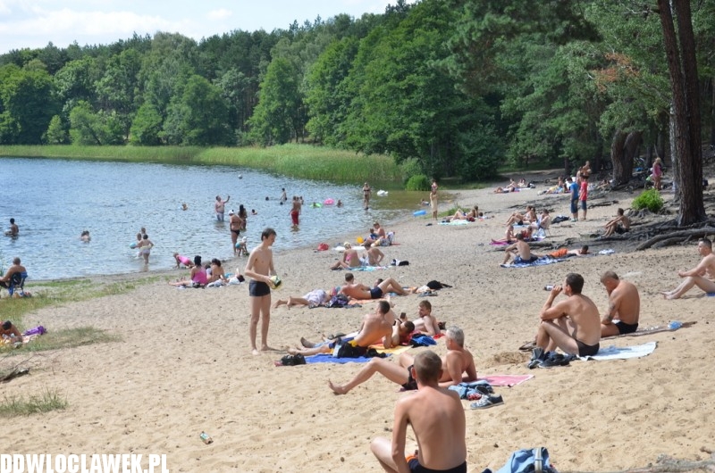 Włocławianie na plaży nad jeziorem Łuba