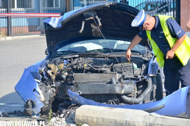 Ford mondeo uderzył w latarnię na ulicy Łęgskiej