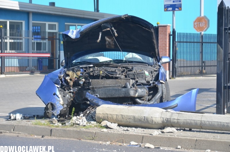 Ford mondeo uderzył w latarnię na ulicy Łęgskiej